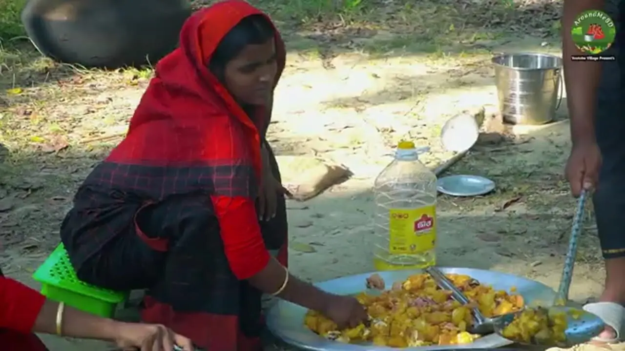 ببینید| غذای روستایی در هند؛ پخت یک غذای سنتی با ماهی گروپر غول پیکر