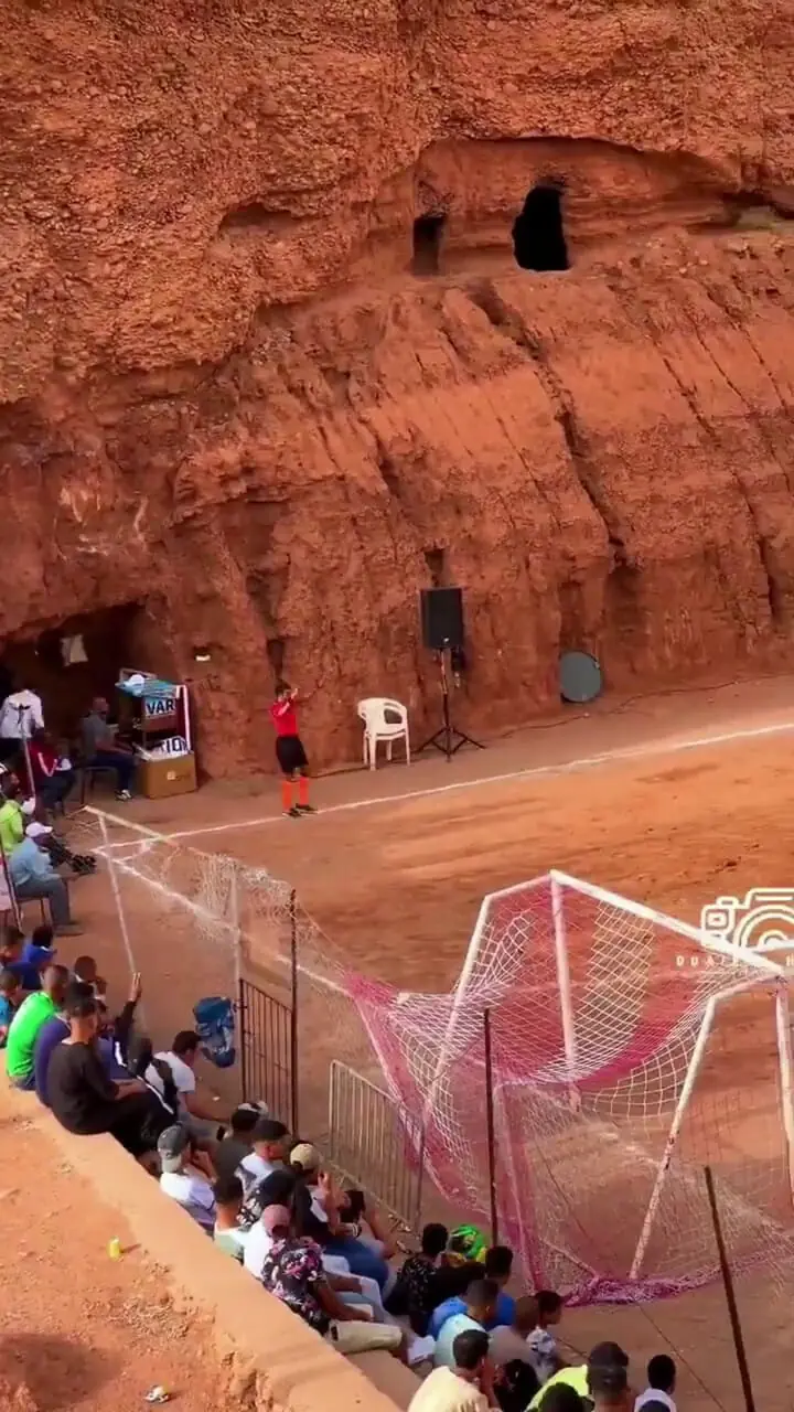 زمین فوتبال متفاوت در مراکش با ظاهری غیرمعمول!