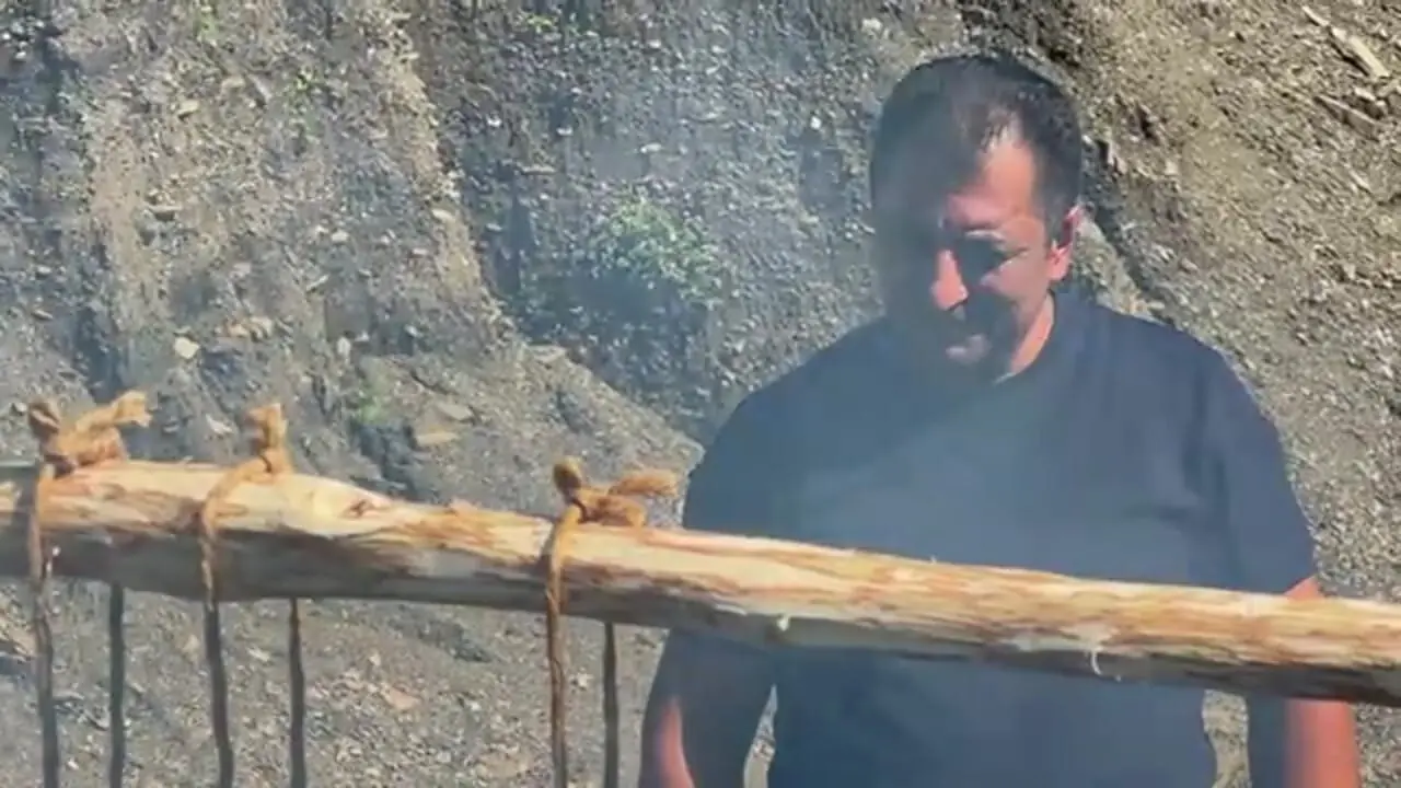 غذای روستایی در آذربایجان؛ تهیه سوسیس خانگی و کباب کردن آن در کوهستان