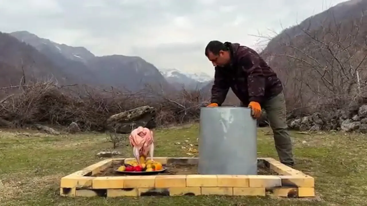 غذای روستایی در آذربایجان؛ کباب کردن بوقلمون های بزرگ زیر بشکه