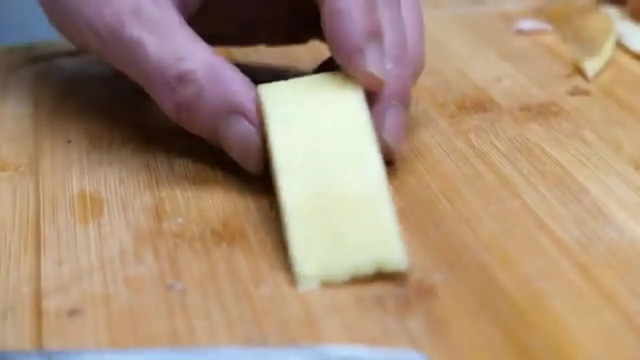 ببینید| غذای خیابانی در آمریکا؛ تهیه غذا با ماهی سیاه به همراه ژامبون در نیویورک