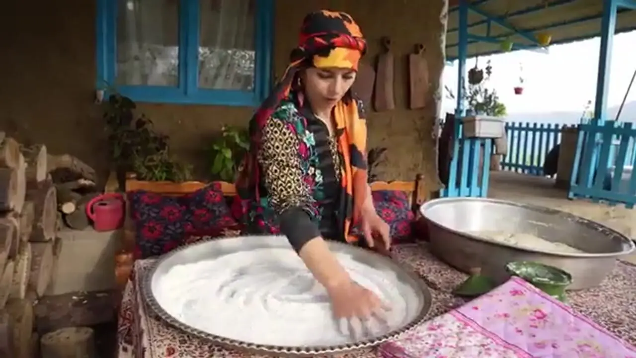 ببینید| غذای روستایی در ایران؛ پخت نان تافتون و سیب زمینی زغالی در روستایی کوهستانی
