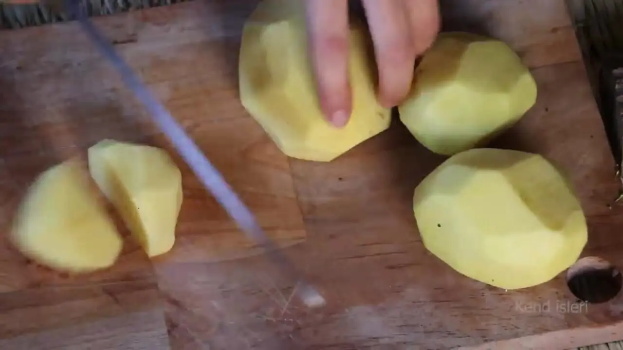 غذای روستایی در ایران؛ پخت یک غذای خاص با بوقلمون و در تنور