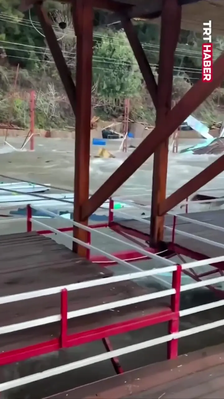 ببینید | بارندگی شدید در آنتالیا ترکیه باعث تخریب یک رستوران شد