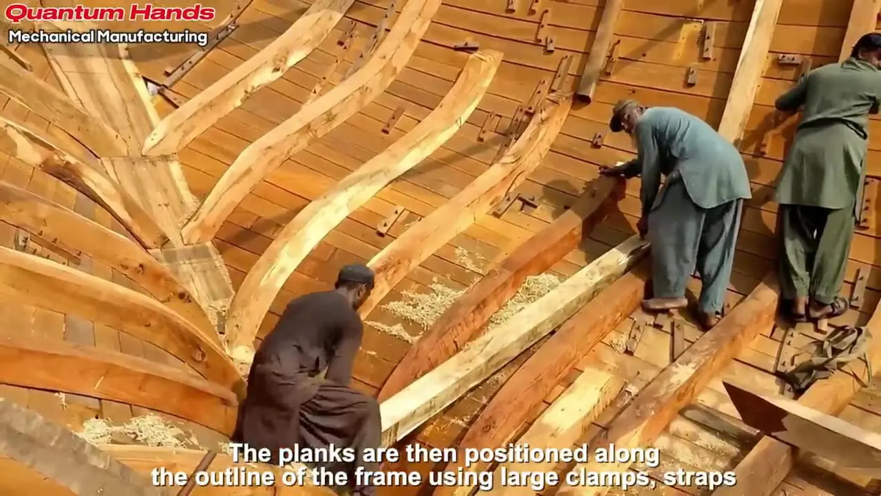 ببینید| مراحل ساخت یک کشتی عظیم چوبی توسط نجاران ماهر پاکستانی