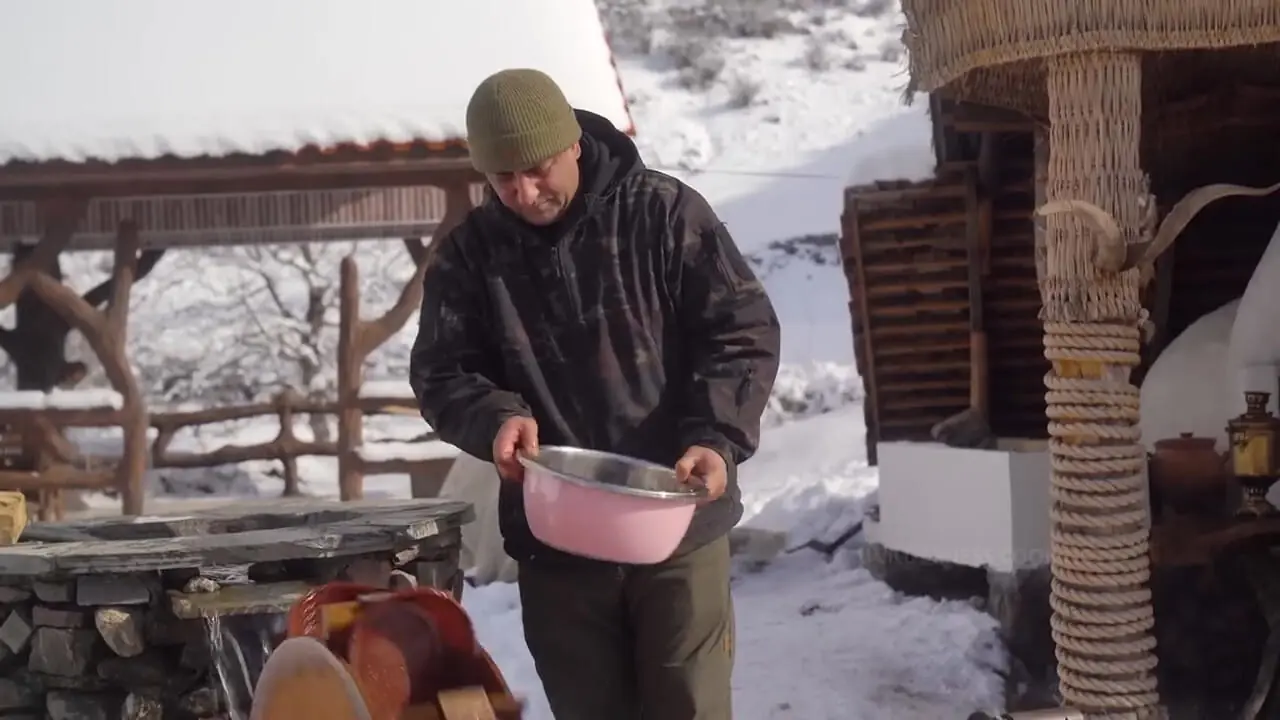 ببینید| غذای روستایی در آذربایجان؛ تهیه دونر کباب با ماهی خاویاری روی آتش در طبیعت