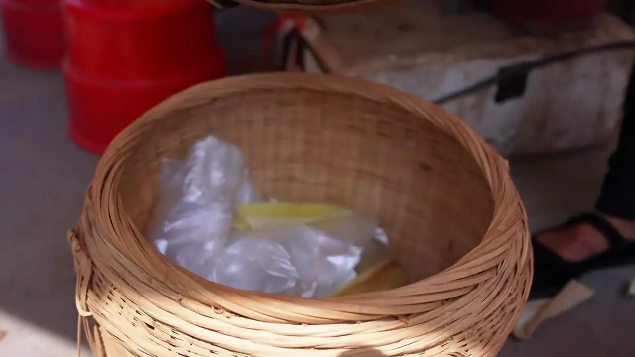 ببینید| غذای روستایی در چین؛ برداشت ذرت و پخت غذاهای سنتی با آن