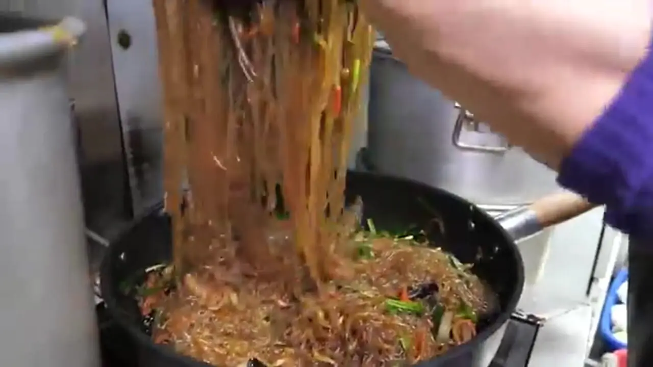 ببینید| غذای خیابانی در کره؛ کباب کردن ماهی مرکب و ماهی ماکرل در سئول