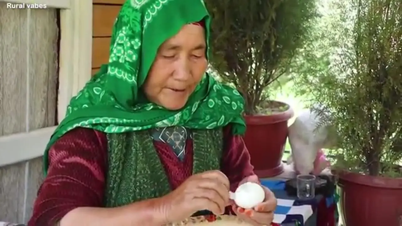 ببینید| غذای روستایی در افغانستان؛ تهیه ساندویچ مرغ و نان تازه توسط زوج افغان