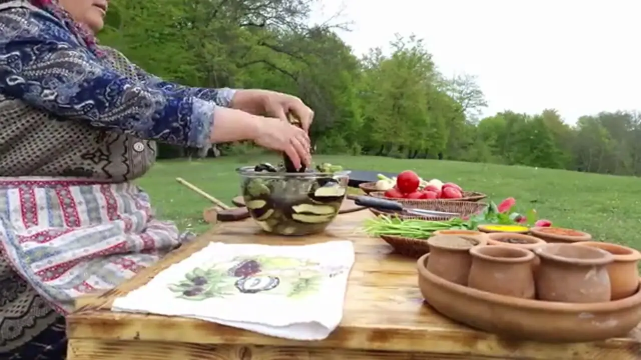 غذای روستایی در آذربایجان؛ پخت دلمه بادمجان، نان و تهیه دمنوش در طبیعت