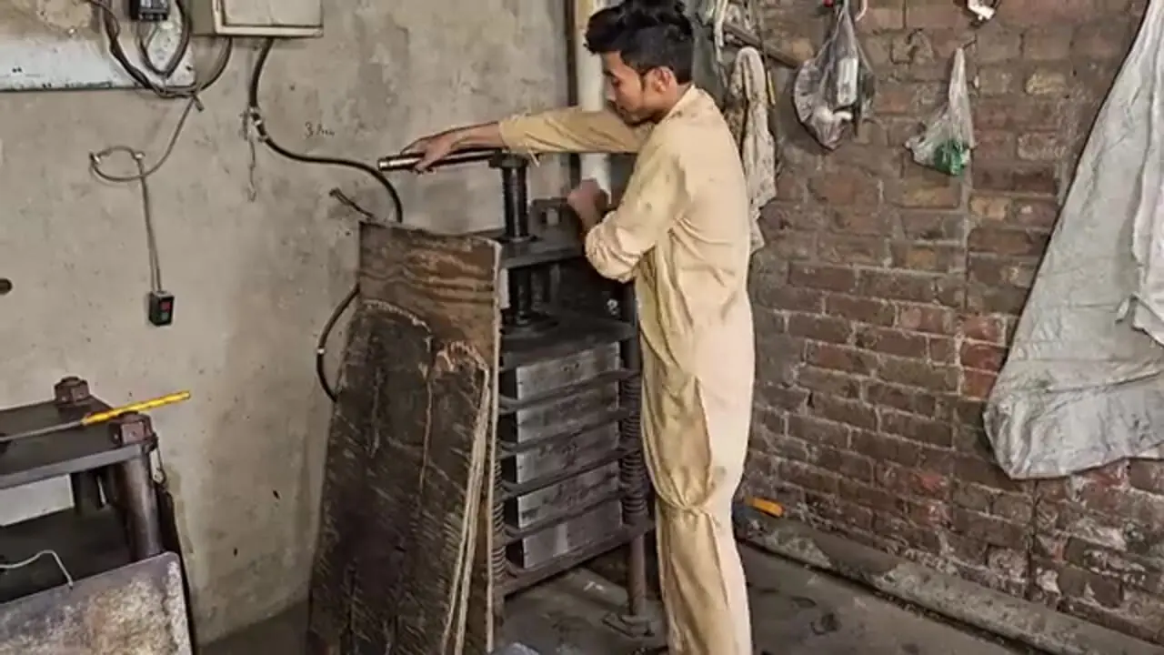 فرآیند تولید انبوه توپ تنیس در کارگاهی در پاکستان