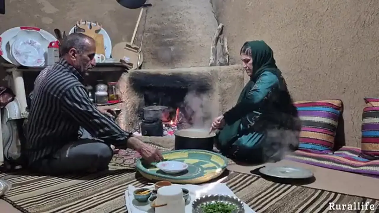 غذای روستایی در ایران؛ تهیه سوپ سبزیجات و سمبوسه توسط زوج روستایی