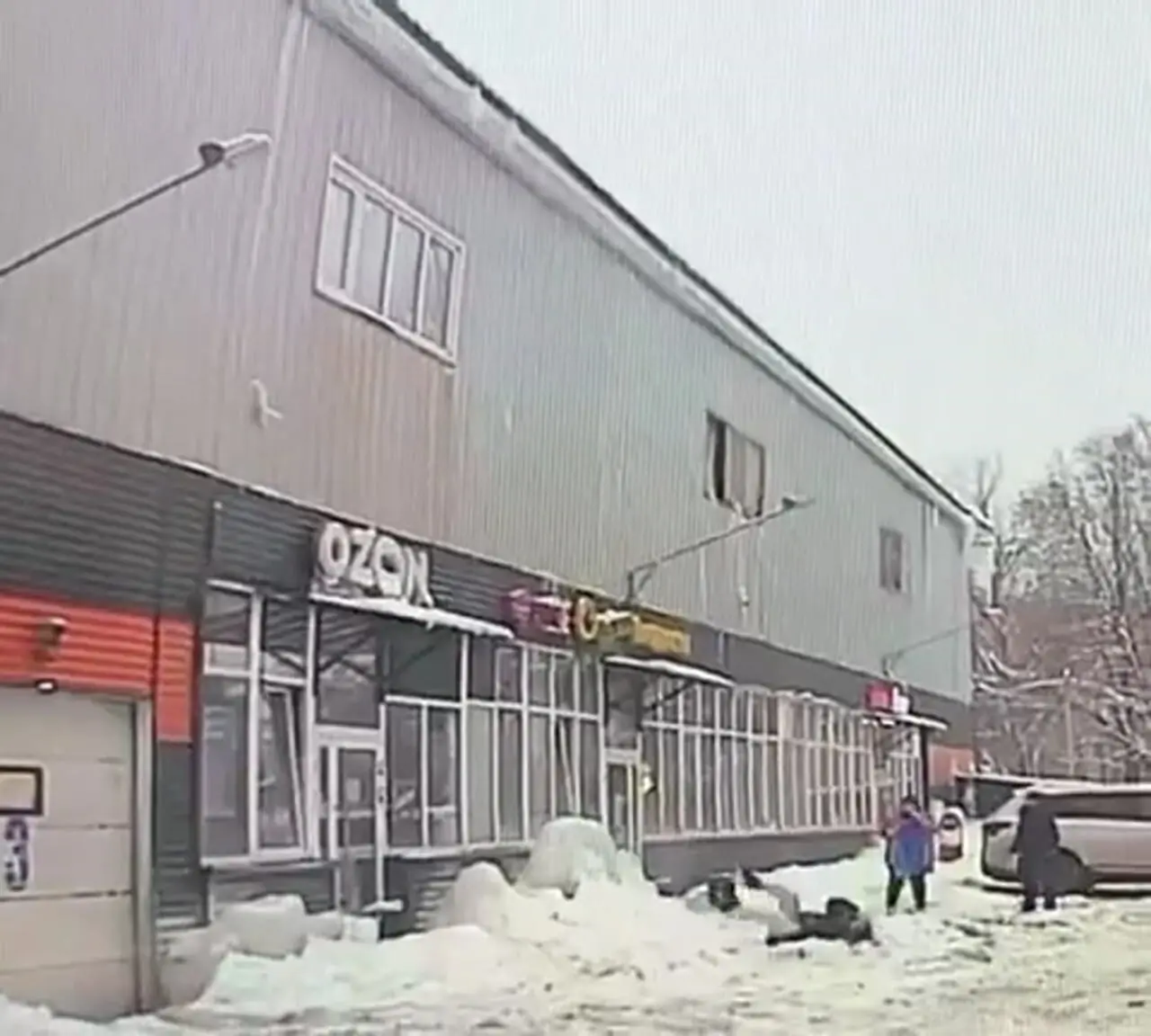 حادثه ناگهانی با سقوط قندیل یخ؛ زن جوان راهی بیمارستان شد