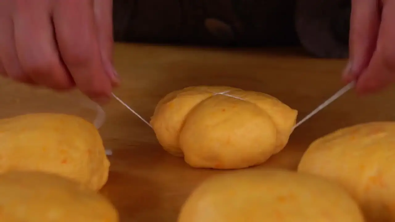 ببینید| غذای روستایی در آذربایجان؛ پخت یک غذای خاص با کدو تنبل، برنج و گوشت بره در تنور