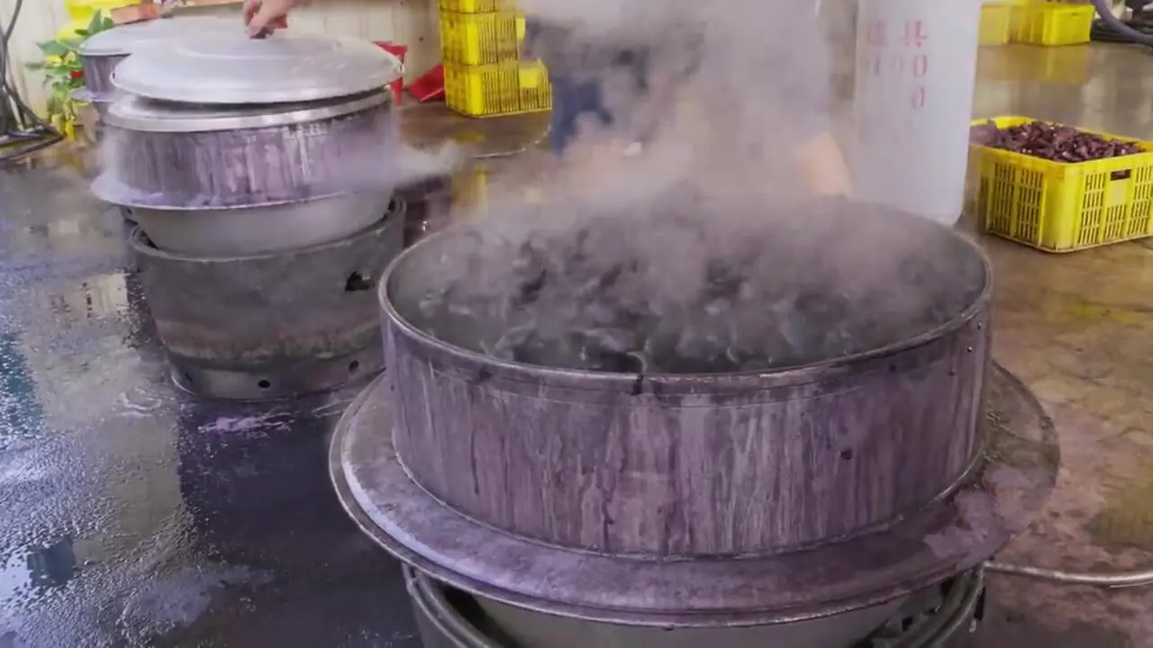 روند برداشت صدها کیلو نیلوفر آبی، فرآوری و پخت غذاهای متنوع با آن ها در چین