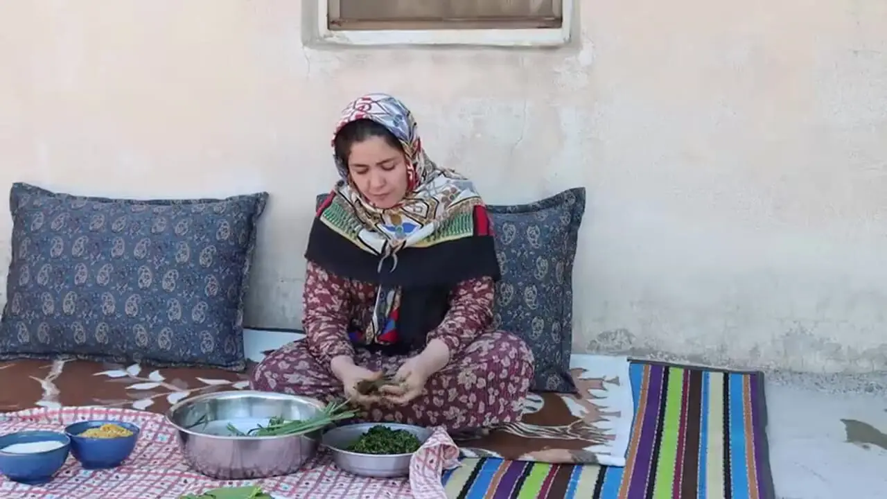 غذای روستایی در ایران؛ پخت دلمه با برگ مو در روستایی کوهستانی