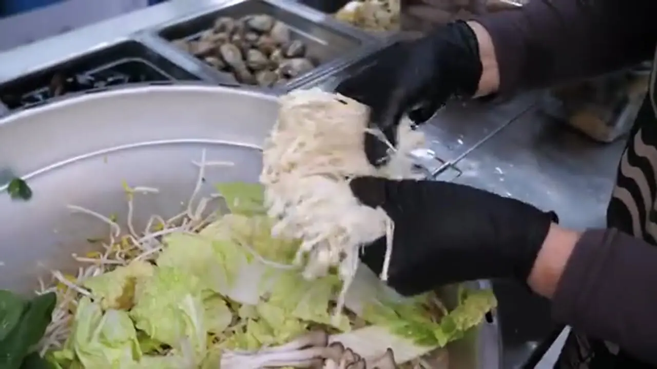 غذای خیابانی در کره؛ پخت غذاهای محبوب با صدف و اختاپوس در سئول