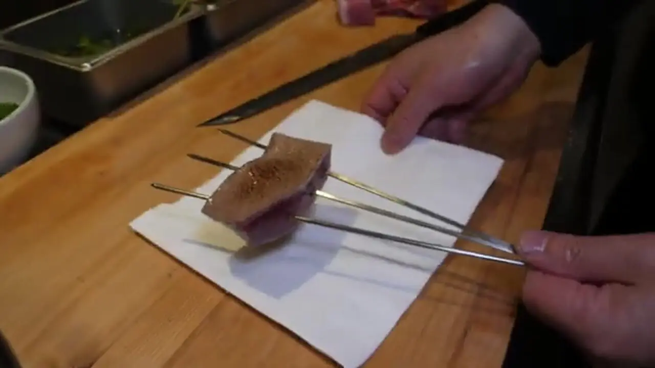 ببینید| غذای خیابانی در کره؛ برش ماهی تن 150 کیلوگرمی و تهیه ساشیمی با آن در سئول