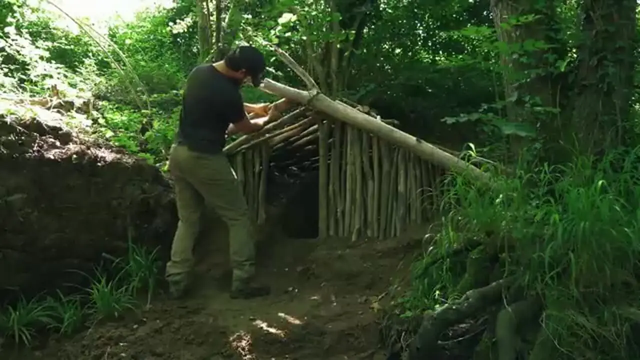 ساخت یک پناهگاه به سبک وایکینگ ها در کنار رودخانه و در آمریکا