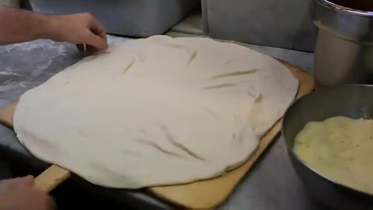 غذای خیابانی در آمریکا؛ پخت پیتزا و کالزونه در نیویورک