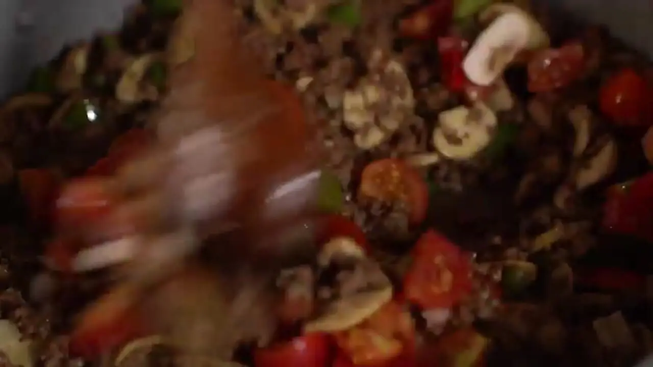 غذای روستایی در ایران؛ پخت یک کوکو متفاوت با سیب زمینی، گوشت و قارچ