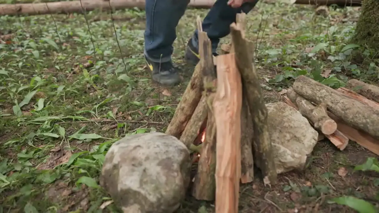 غذای روستایی در سوئیس؛ پخت مرغ کامل در لایه ای از نمک و در جنگلی زیبا