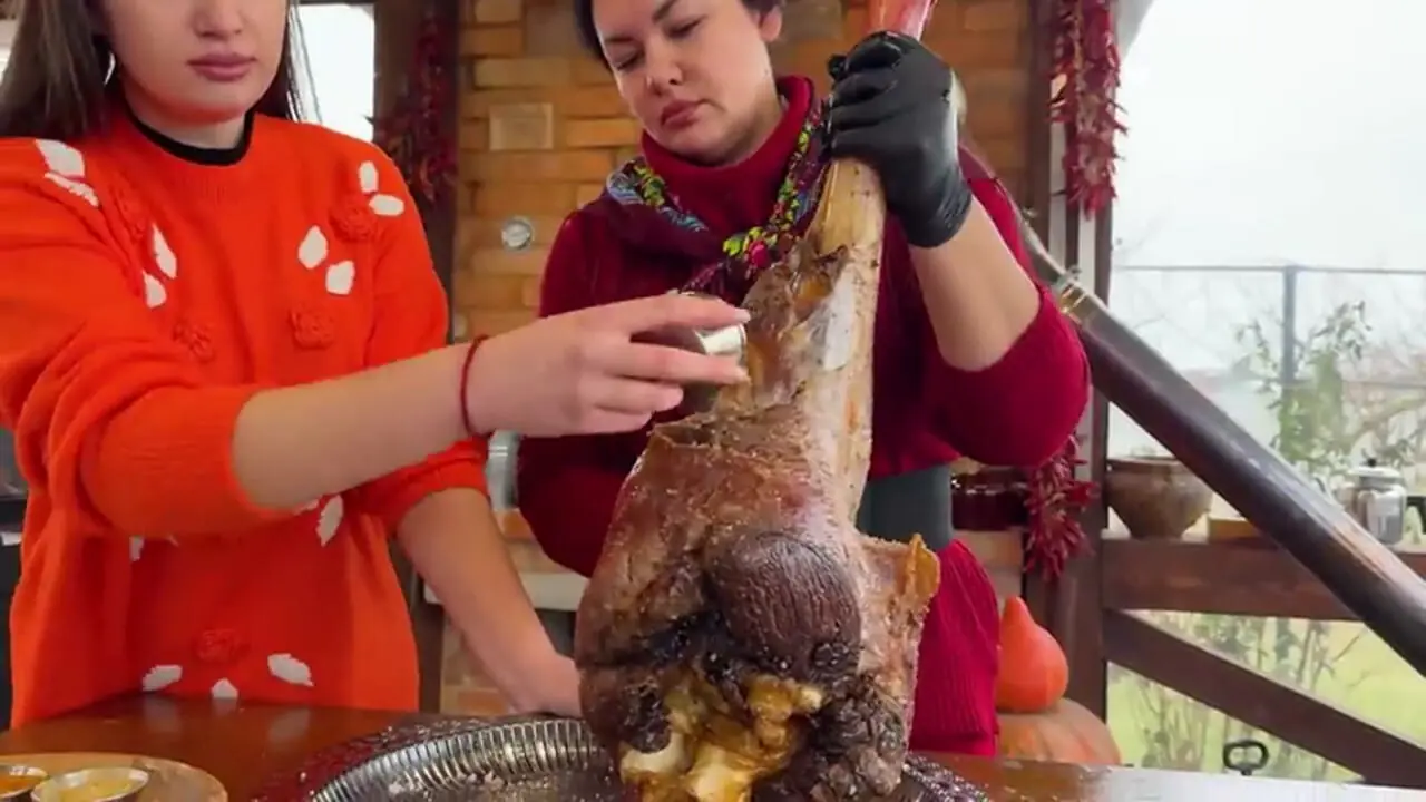 غذای روستایی در اوکراین؛ کباب کردن ران شتر مرغ در تنور