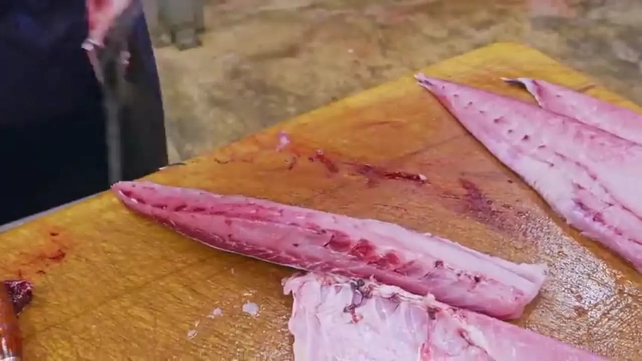 صید ماهی تراولی و برش و پخت غذاهای متنوع با آن در تایوان