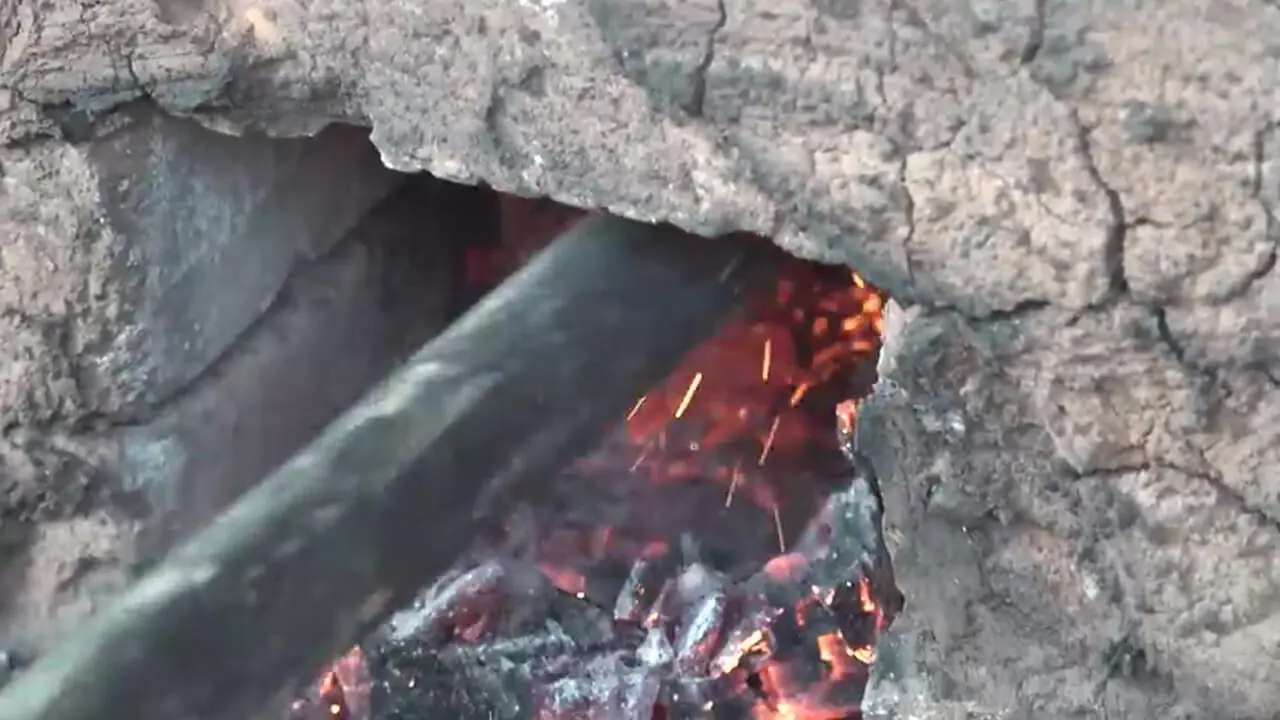 مراحل دیدنی تولید انبوه زغال چوب در کارگاهی در کره جنوبی