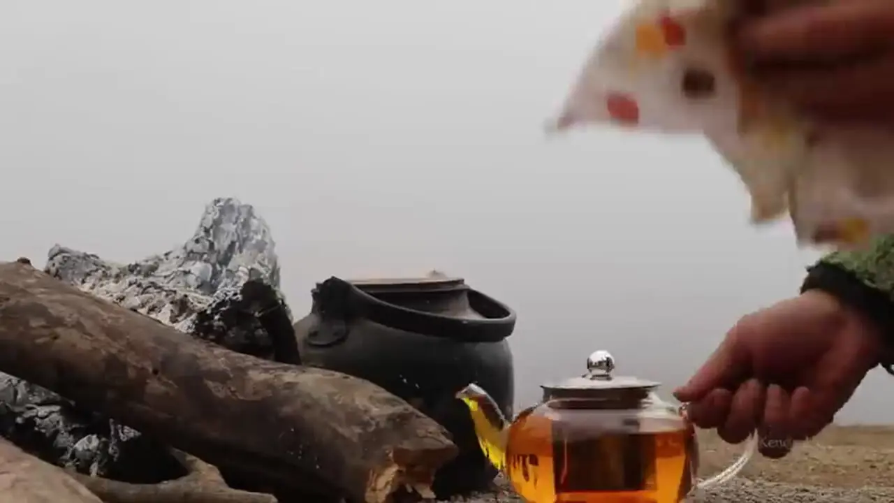 غذای روستایی در ایران؛ کباب کردن بره کامل روی آتش و در هوای مه آلود روستا