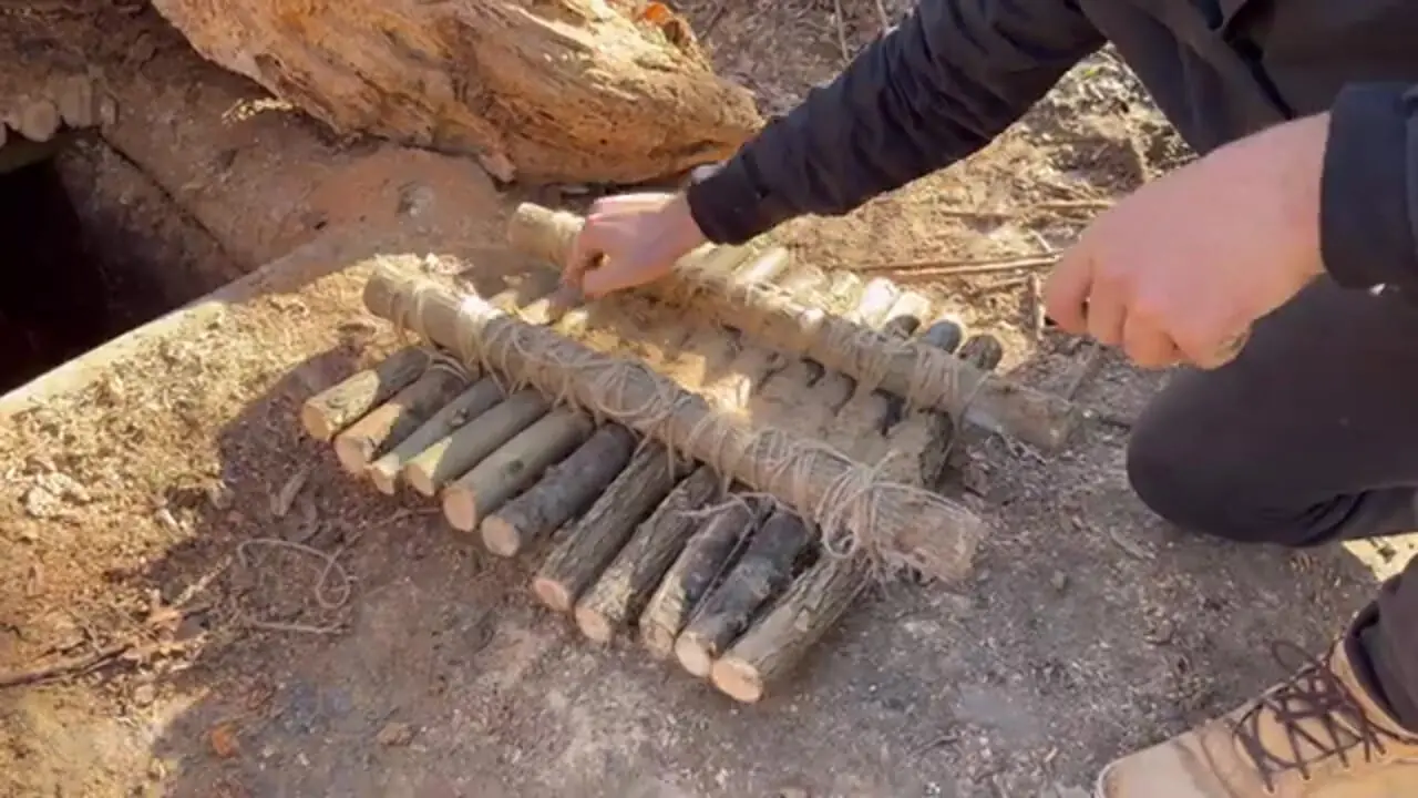 مراحل صفر تا صد ساخت پناهگاه مخفی زیر تنه یک درخت در جنگل های آلمان