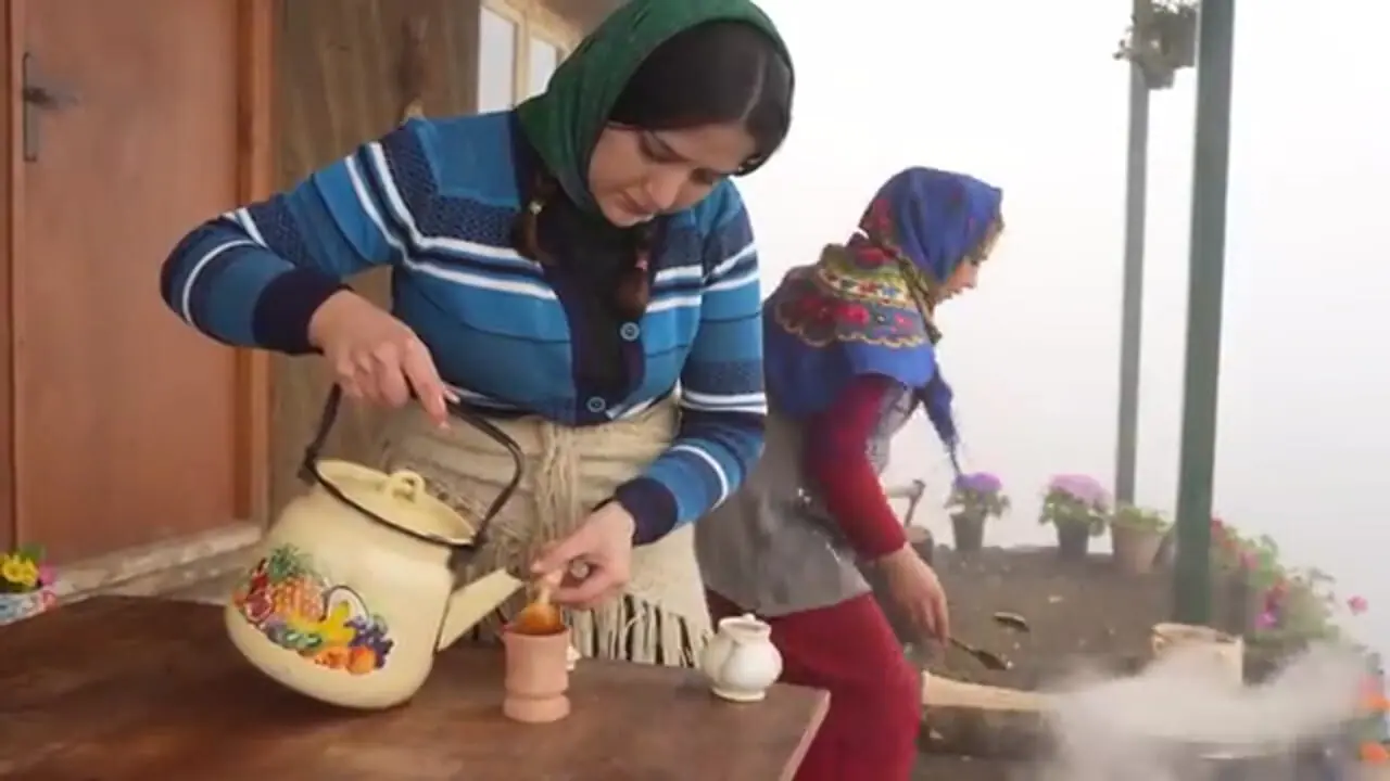 ببینید| غذای روستایی در ایران؛ پخت مرغ پرتقالی در هوای مه آلود روستا