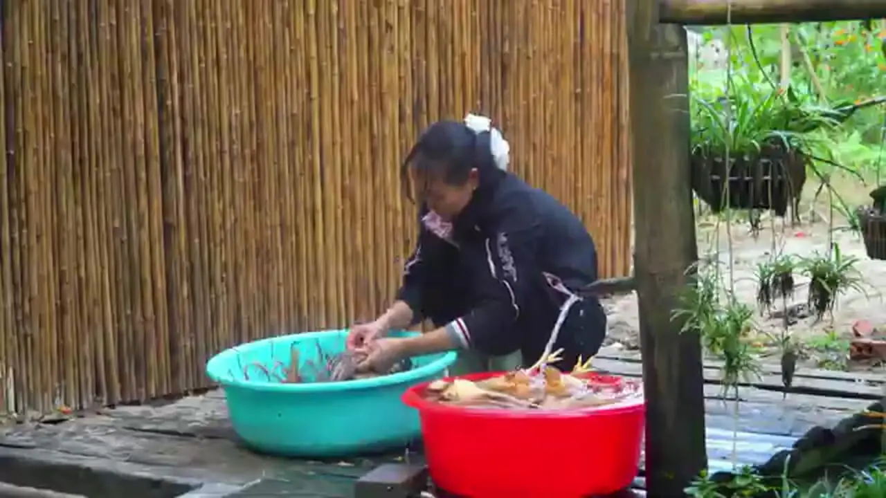 غذای روستایی در تایلند؛ پخت مرغ کامل به روشی جالب و در روستایی جنگلی
