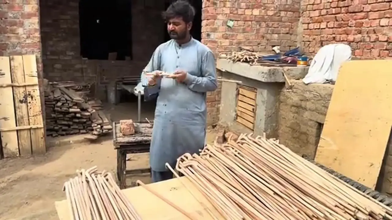 مراحل دیدنی تولید انبوه عصاهای چوبی در کارگاهی در پاکستان