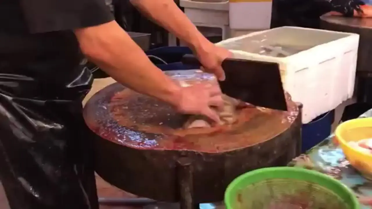 غذای خیابانی در ژاپن؛ صید، برش و تهیه غذاها با مارماهی مورای غول پیکر در اوکیناوا