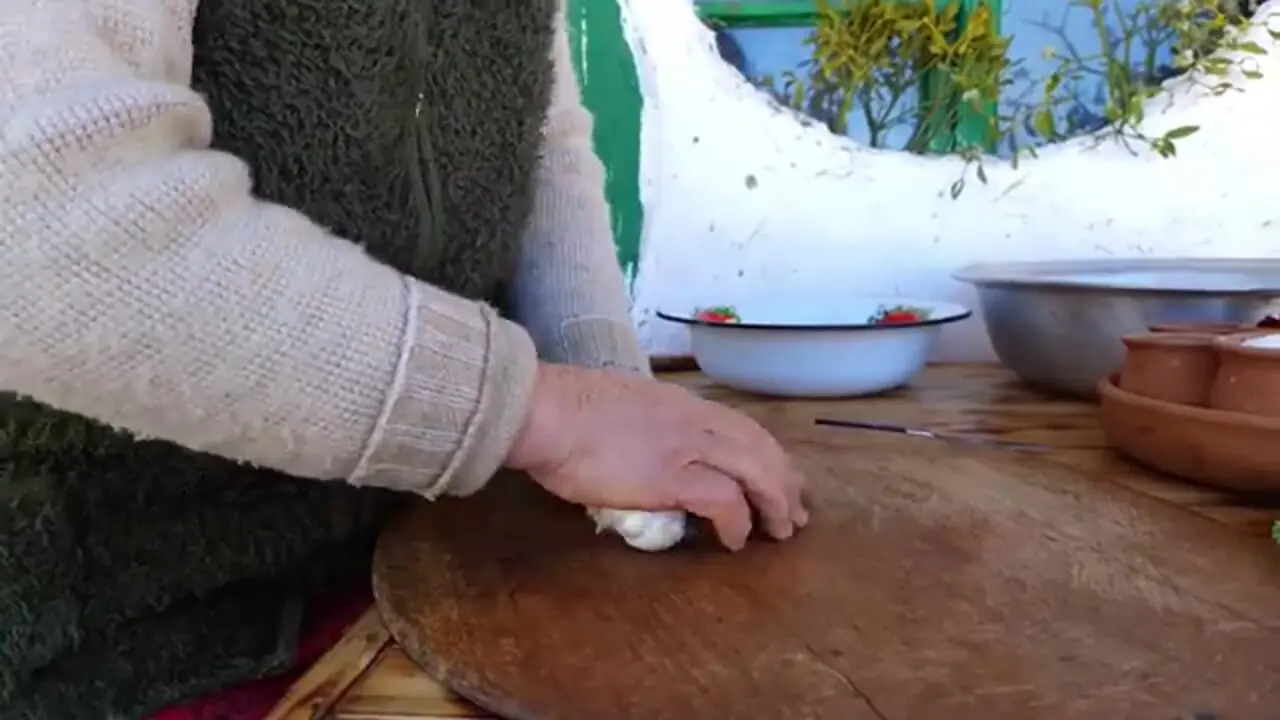 غذای روستایی در آذربایجان؛ کباب کردن ماهی خاویاری در تنور گِلی در هوای برفی