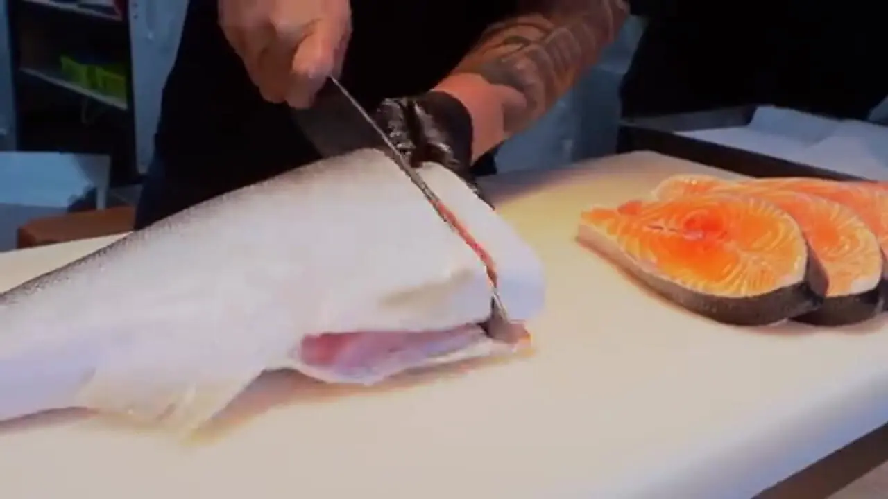 غذای خیابانی در تایوان؛ برش زدن ماهی سالمون و تهیه ساشیمی با آن در تایپه