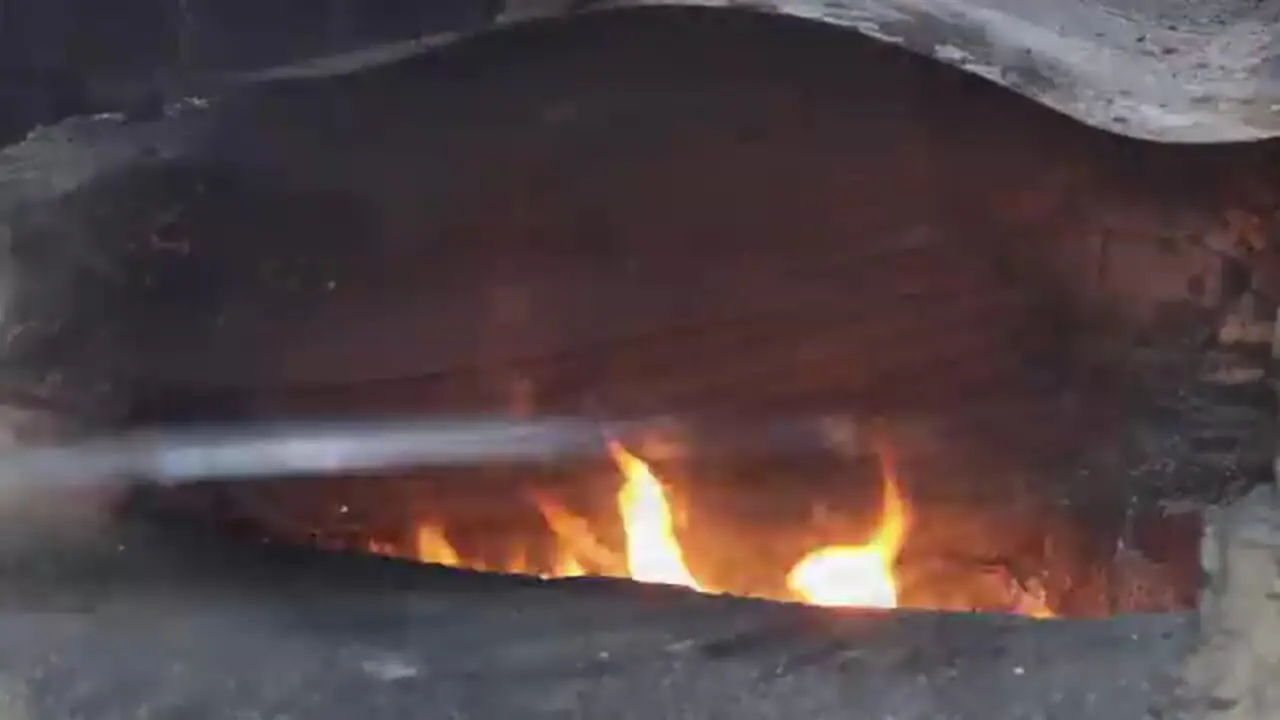 مراحل ساخت بیل با بازیافت بشکه های قدیمی نفت در پاکستان