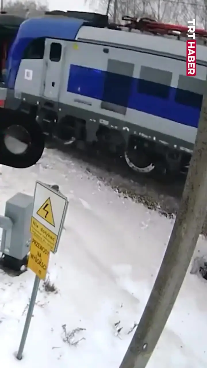 برخورد دو قطار با خودروی گیرکرده در تقاطع همسطح