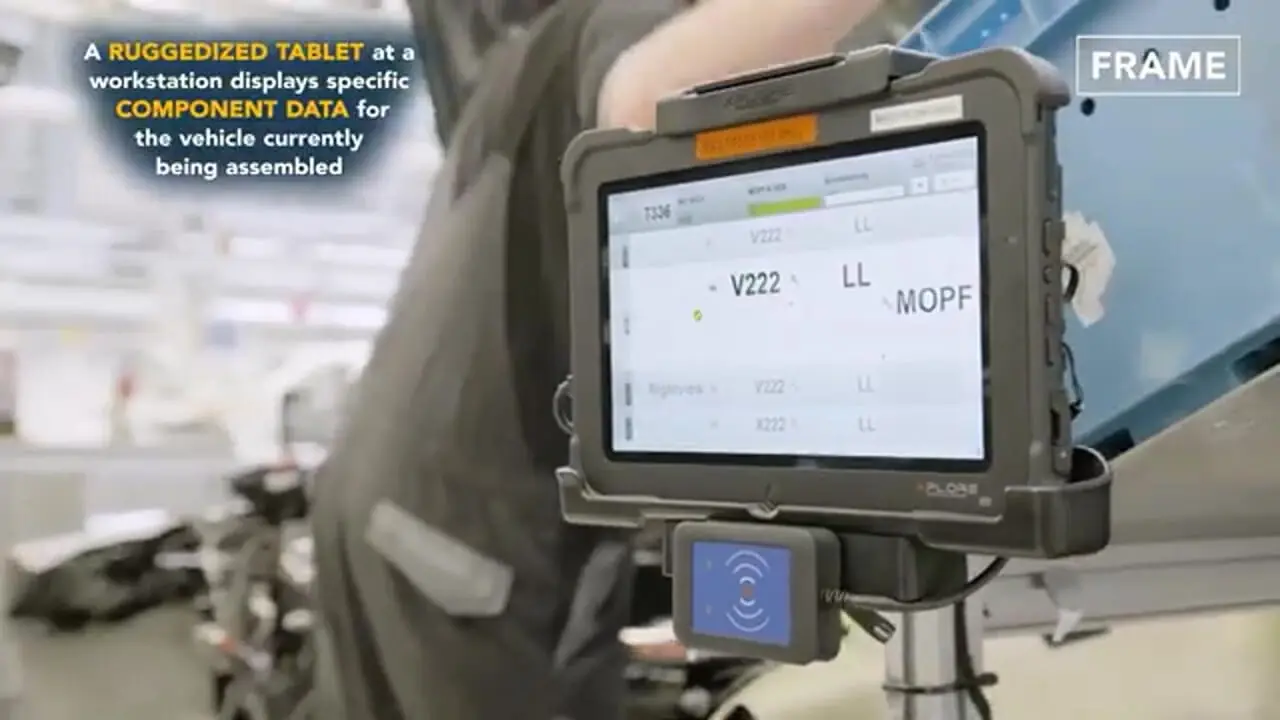 ببینید| مراحل ساخت خودروی مرسدس بنز AMG SL در آلمان