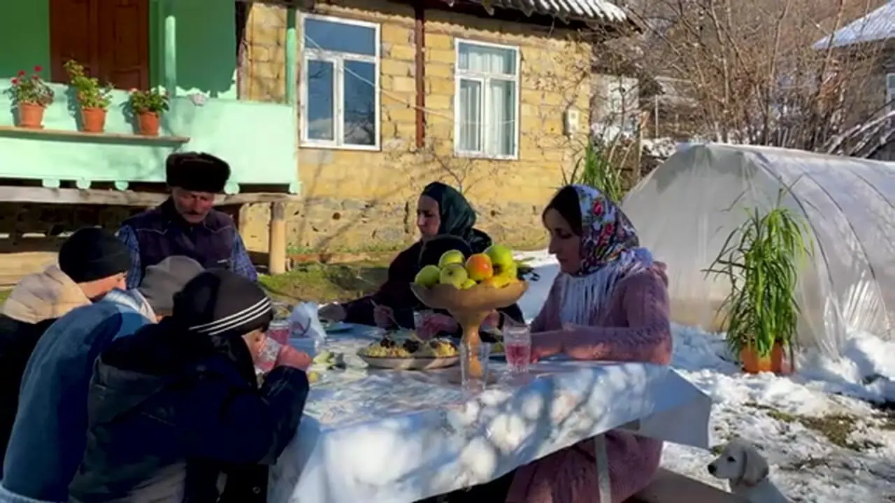 ببینید| غذای روستایی در آذربایجان؛ پخت پلو مخلوط با گوشت بره و در هوای برفی روستا