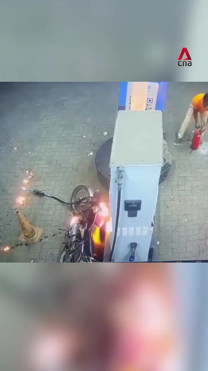 آتش‌سوزی عمدی یک موتورسیکلت در پمپ‌ بنزین