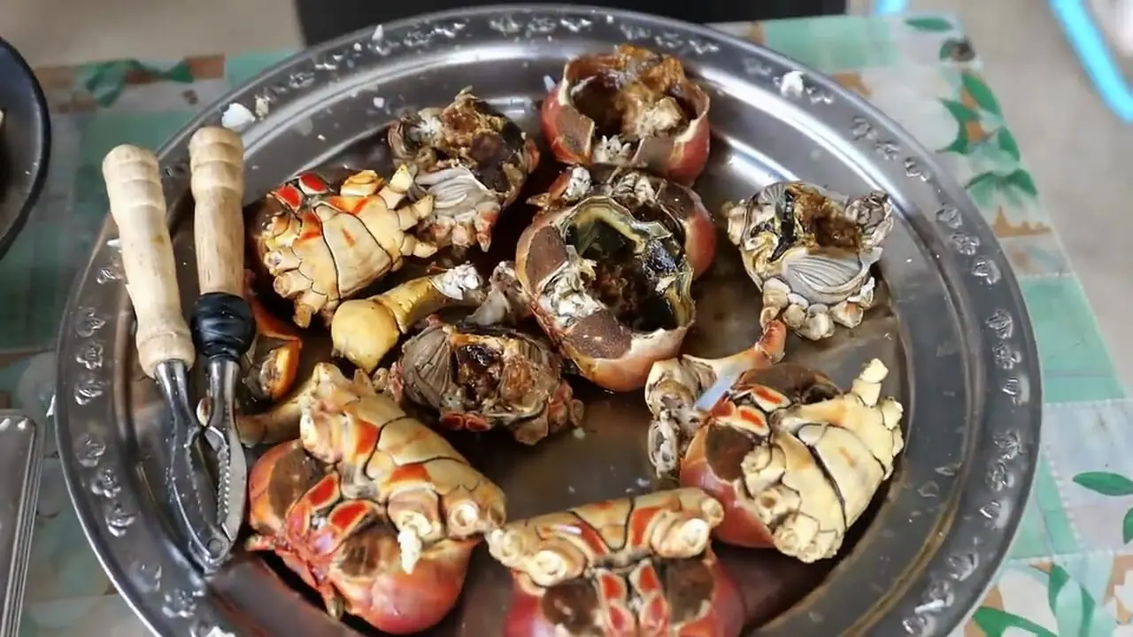 غذای خیابانی در پالائو؛ پخت خرچنگ پر شده با نارگیل در کرور