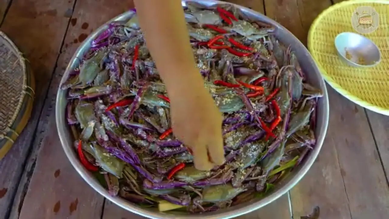 غذای روستایی در سنگاپور؛ پخت خرچنگ به روش سنتی و زیر کاه