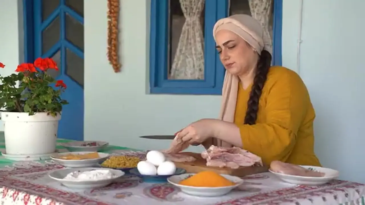 غذای روستایی در ایران؛ پخت شنیسل مرغ و پاستا گوجه فرنگی