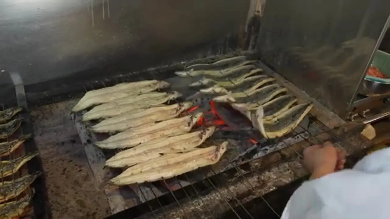 غذای خیابانی در ژاپن؛ مهارت آشپز خیابانی در برش و کباب کردن مارماهی در توکیو