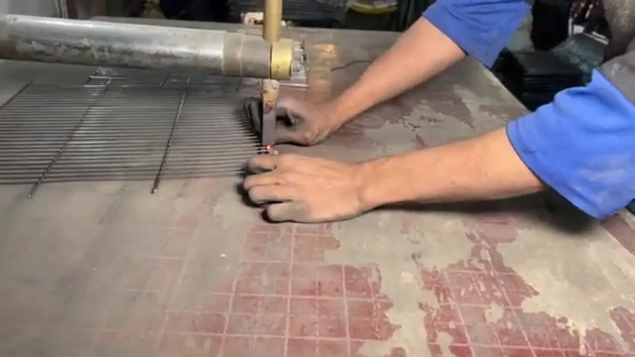 فرآیند تولید انبوه قفس پرنده در کارگاهی در پاکستان