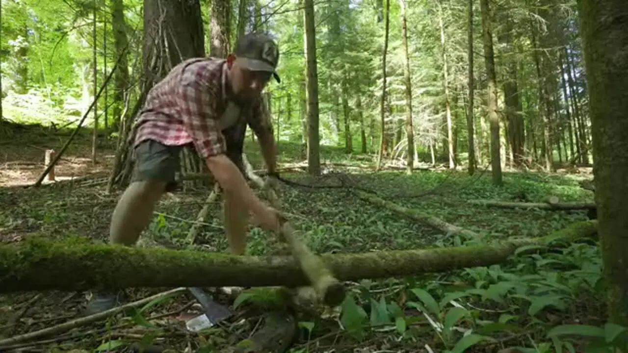 غذای روستایی در سوئیس؛ صید خرچنگ از رودخانه و کباب کردن آن در جنگل