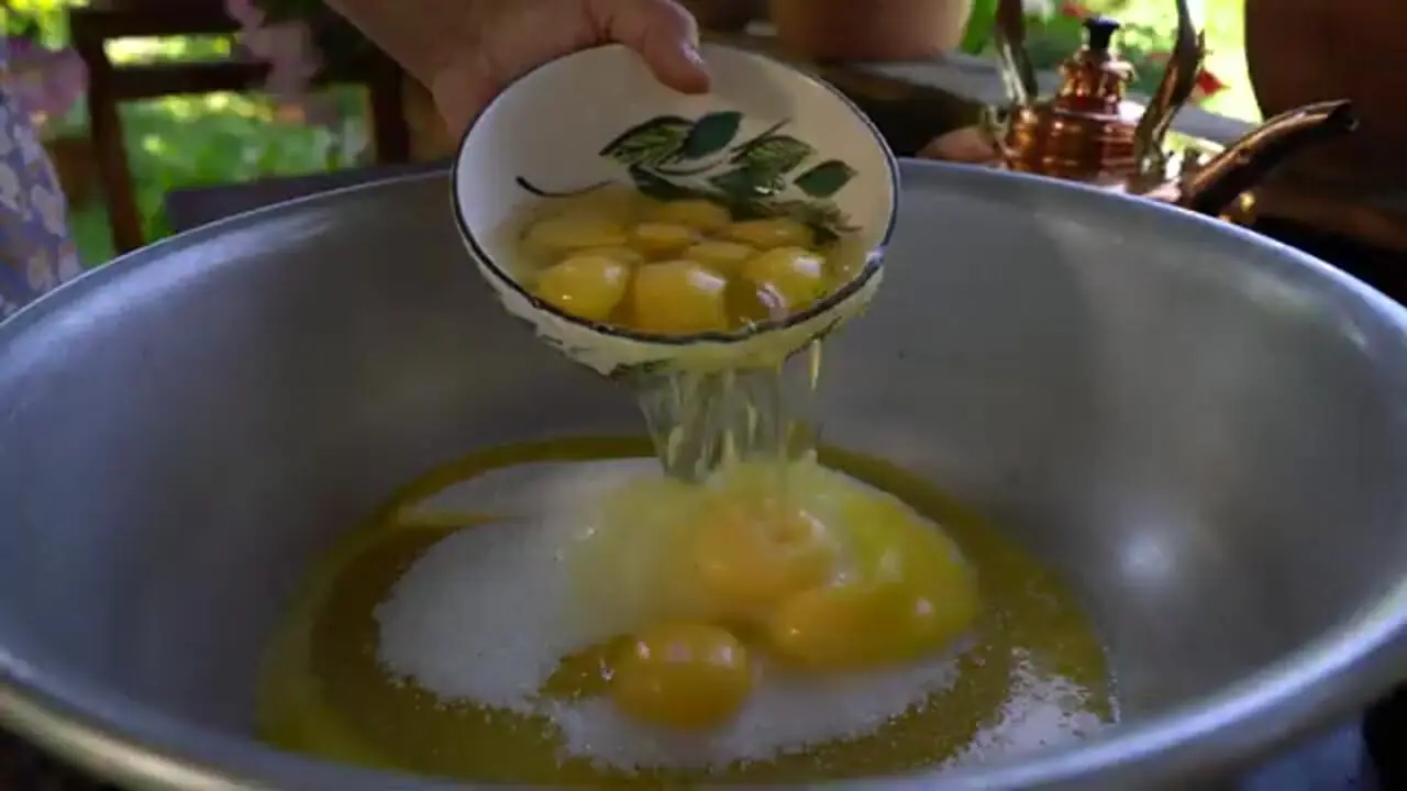 غذای روستایی در آذربایجان؛ جمع آوری عسل تازه و پخت کیک با آن در روستا