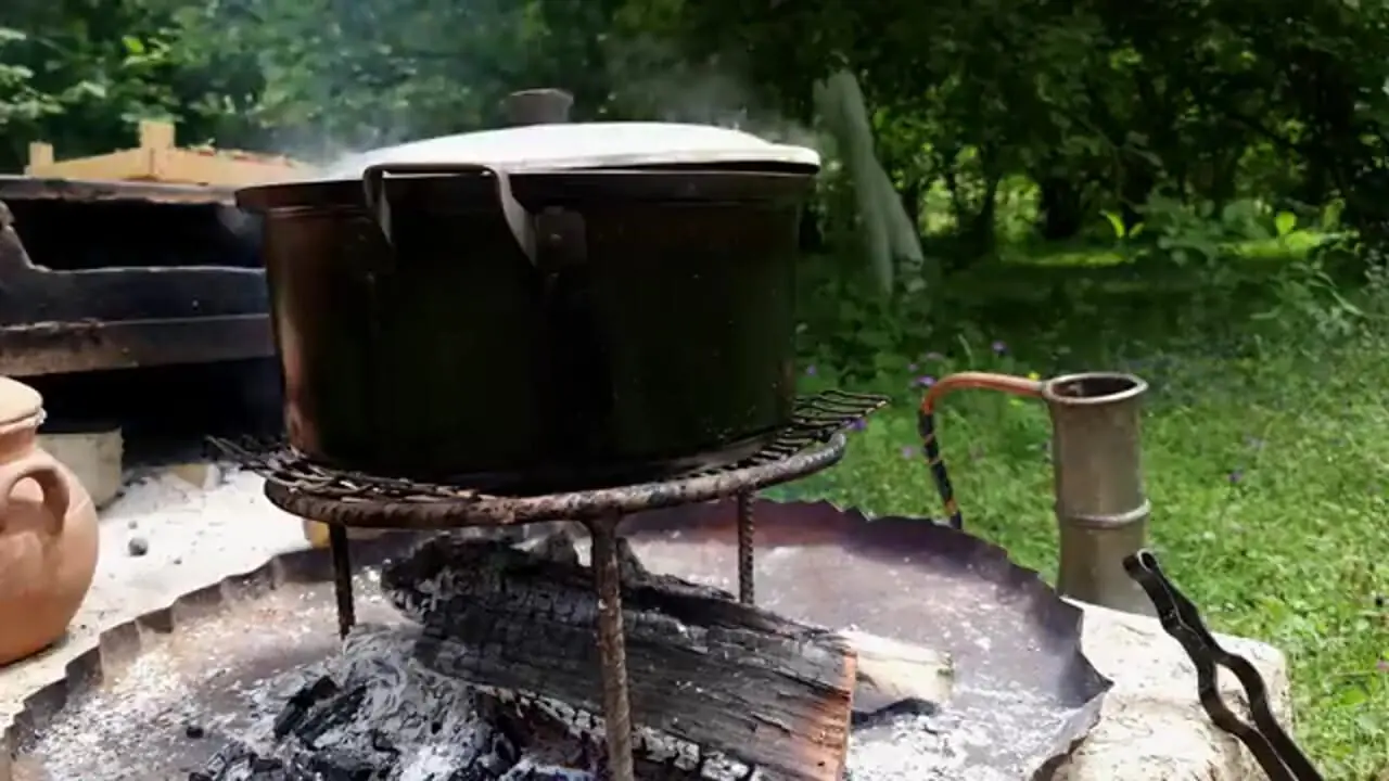 غذای روستایی در آذربایجان؛ برداشت توت فرنگی و تهیه شربت، کمپوت و کیک با آن